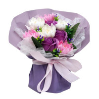 Букет реалистичных белых и фиолетовых хризантем с розами, Сюрприз
