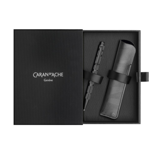 Набор шариковая ручка с кожаным чехлом Caran d'Ache Ecridor Black Edition в подарочном боксе (7630002360364) Набор шариковая ручка с кожаным чехлом Caran d'Ache Ecridor Black Edition в подарочном боксе (7630002360364)