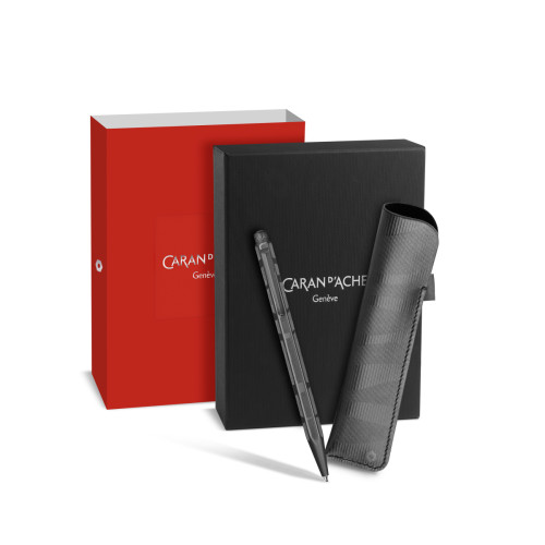Набор шариковая ручка с кожаным чехлом Caran d'Ache Ecridor Black Edition в подарочном боксе (7630002360364) Набор шариковая ручка с кожаным чехлом Caran d'Ache Ecridor Black Edition в подарочном боксе (7630002360364)